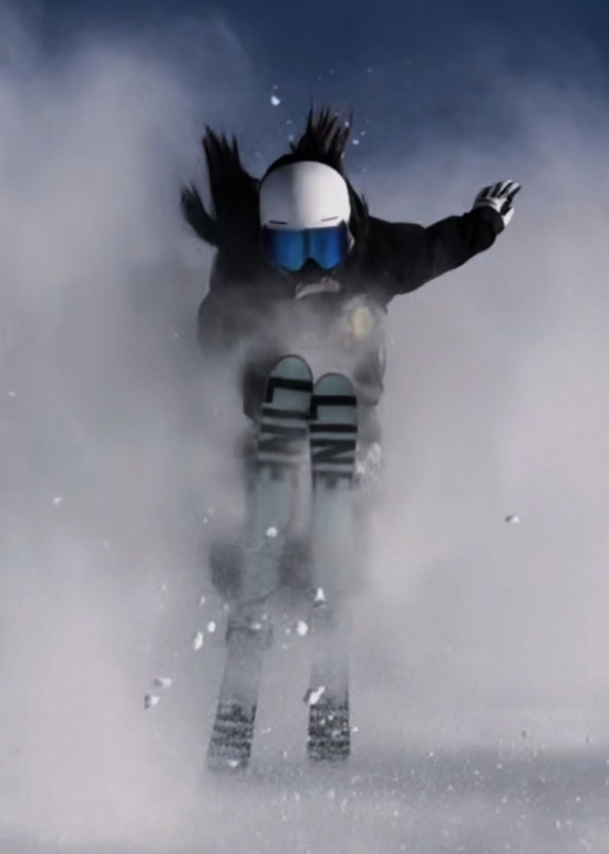 滑雪比赛场上的优雅舞者，冲向冠军